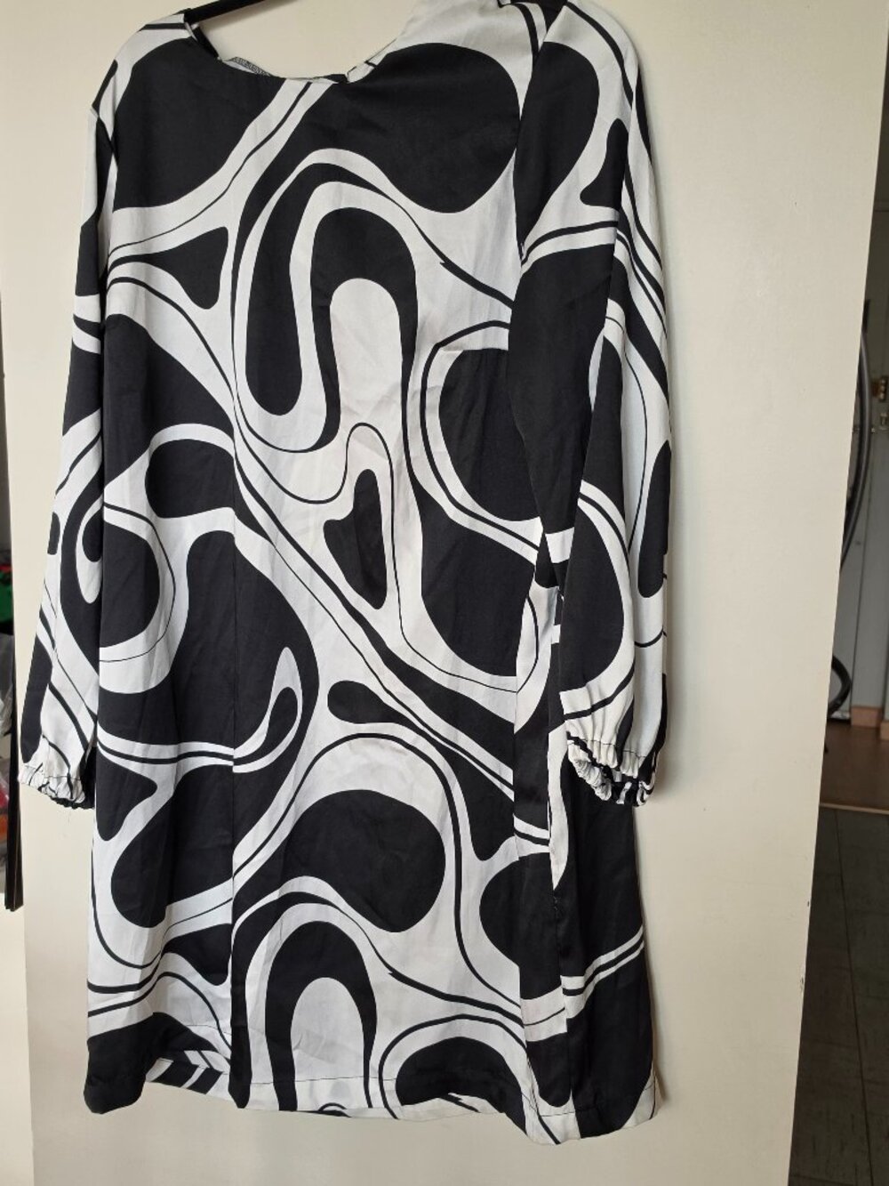 Eloquii Black & White Retro Mod Abstract Swirl Long Sleeve Shift Dress